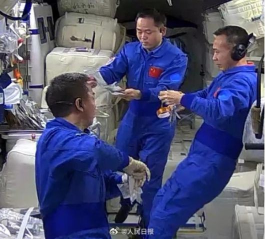 우주정거장 톈궁에서 임무를 수행 중인 중국 우주인들. 영상 캡처