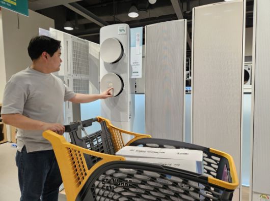 이마트 쇼핑객이 에어컨 제품들을 살펴보고 있다. 이마트 제공