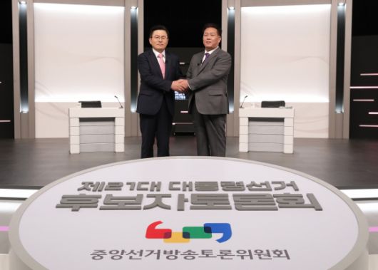 제21대 대선 초청 외 후보자 토론회 - 무소속 황교안(왼쪽), 송진호 대선 후보가 19일 서울 마포구 상암동 SBS 프리즘센터 스튜디오에서 열린 제21대 대선 초청 외 후보자 토론회 시작에 앞서 기념촬영을 하고 있다. 2025.5.19 중앙선거방송토론위원회 제공.