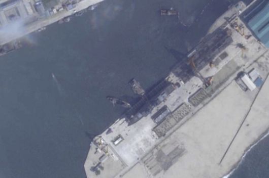 20일 북한 함경북도 청진시 청진항 인근 위성 사진. 북한이 새로 건조한 5000t급 구축함이 진수 대기 중이다. 22일 북한은 전날 해당 선박 진수 과정에서 사고가 발생했다고 밝힌 바 있다. 2025.5.22 플래닛랩스 AP 연합뉴스