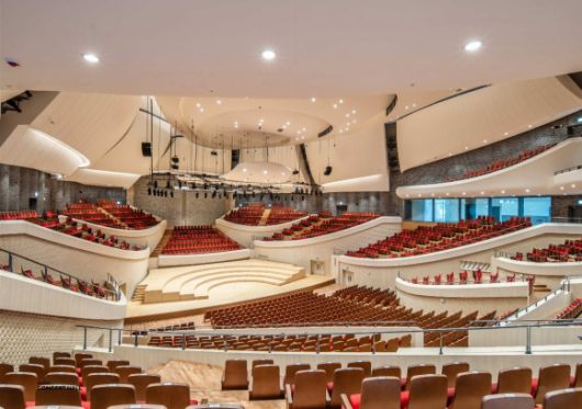 무대를 중앙에 두고 주변으로 경사진 객석을 배치한 빈야드(포도밭) 스타일을 적용한 부산콘서트홀 공연장 내부. 부산시 제공