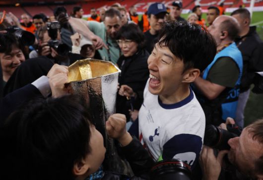 21일(현지시간) 스페인 빌바오 산 마메스 바리아에서 열린 유럽축구연맹(UEFA) 유로파리그(UEL) 토트넘 홋스퍼와 맨체스터 유나이티드의 결승전에서 토트넘 주장 손흥민이 우승컵을 들어올린 채 웃고 있다. 2025.5.21 빌바오 로이터 연합뉴스