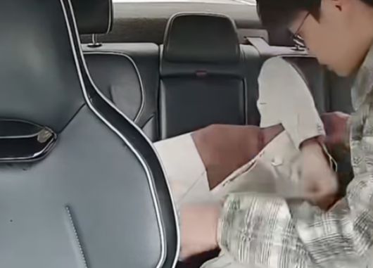 중국에서 대학 입학 시험을 치르기 위해 택시를 타고 가던 학생이 함께 가던 친구가 쓰러지자 시험을 포기하고 친구를 살린 사연이 알려지며 현지에서 화제가 되고 있다. 더우인