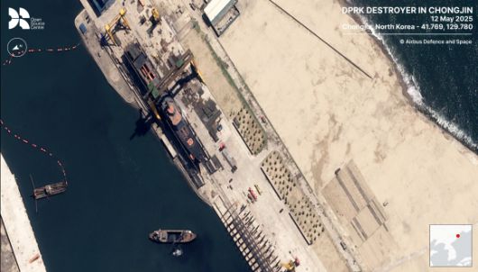 22일(현지시간) 영국 런던에 기반을 둔 비영리 안보연구기관 오픈소스센터(OSC)는 이날 ‘에어버스 디펜스 스페이스’ 인공위성 자료를 분석한 결과, 북한의 사고 선박이 옆으로 누운 채 부분적으로 바다에 빠져 있었다고 밝혔다. 사진은 지난 12일 진수 대기 중인 선박이 위성에 잡힌 모습. 2025.5.22 OSC 자료. 엑스