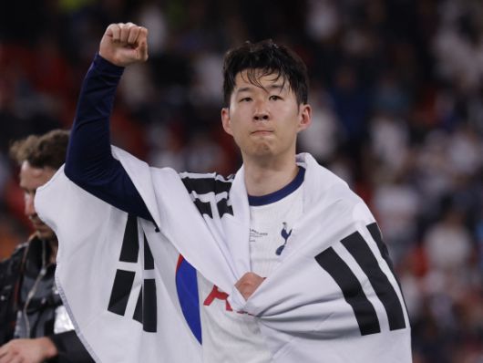 21일(현지시간) 스페인 빌바오 산 마메스 바리아에서 열린 유럽축구연맹(UEFA) 유로파리그(UEL) 토트넘 홋스퍼와 맨체스터 유나이티드의 결승전에서 토트넘 주장 손흥민이 우승을 확정지은 뒤 태극기를 몸에 감고 주먹을 들어올리고 있다. 2025.5.21 빌바오 로이터 연합뉴스