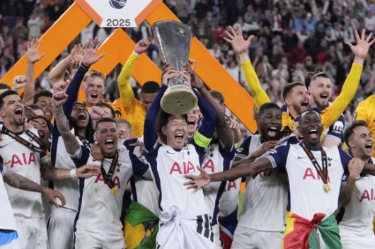 21일(현지시간) 스페인 빌바오 산 마메스 바리아에서 열린 유럽축구연맹(UEFA) 유로파리그(UEL) 토트넘 홋스퍼와 맨체스터 유나이티드의 결승전에서 토트넘 주장 손흥민(가운데)이 우승컵을 들어올리고 있다. 2025.5.21 빌바오 AP 연합뉴스