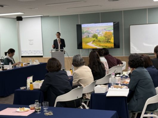 홍영식 전남대학교 식품영양과학부 교수는 20일 동신대학교 최고위과정에서 ‘와인과 과학’을 주제로 특강했다.