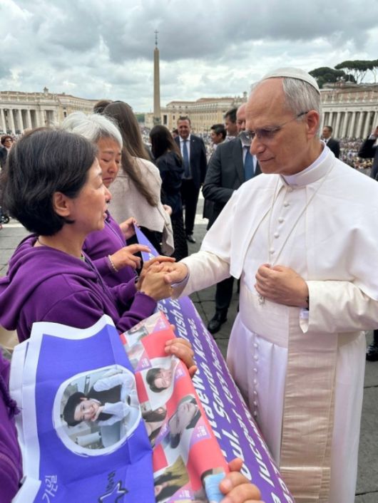 21일(현지시간) 바티칸 성 베드로 광장에서 레오 14세 교황을 알현하는 이태원 유가족. 이태원유가족협의회 제공