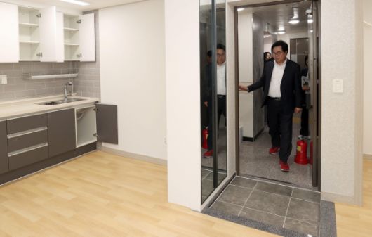 박일하 서울 동작구청장이 사당동 청년 맞춤형 공공주택을 방문해 살펴보고 있다. 동작구 제공