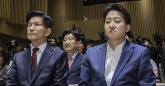 김문수(왼쪽) 국민의힘 대선 후보와 이준석 개혁신당 대선 후보가 19일 서울 중구 서울시청에서 열린 ‘약자와 동행하는 서울 토론회’에 참석해 나란히 앉아 있다. 2025.5.19 연합뉴스