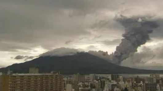 22일 오전 8시 45분쯤 일본 규슈 남부 가고시마현에 위치한 사쿠라지마가 분화하는 모습. MBC 남일본 방송 캡처