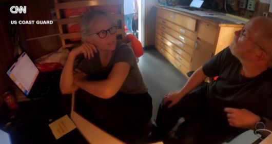 스톡턴 러시의 부인 웬디 러시가 폭발음 소리를 듣고 이야기 하는 모습. 영상 캡처