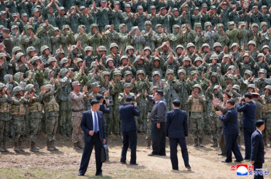 북한 김정은, 병종별 전술종합훈련 참관 - 김정은 북한 국무위원장이 지난 13일 인민군 훈련일군(간부)대회 강습체계 안에서 진행되는 병종별 전술종합훈련을 참관했다고 조선중앙통신이 14일 보도했다. 통신은 이날 특수작전 구분대들의 전술종합훈련, 전차병 구분대들의 대항 경기, 시범화력 협동훈련이 있었다고 전했다. 2025.5.14 조선중앙통신 연합뉴스