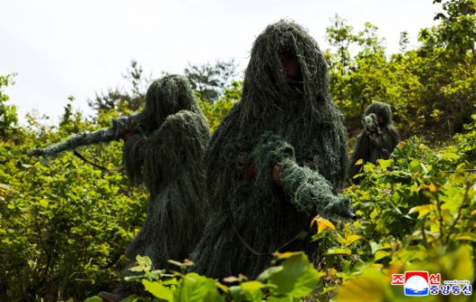 북한 김정은, 병종별 전술종합훈련 참관 - 김정은 북한 국무위원장이 지난 13일 인민군 훈련일군(간부)대회 강습체계 안에서 진행되는 병종별 전술종합훈련을 참관했다고 조선중앙통신이 14일 보도했다. 통신은 이날 특수작전 구분대들의 전술종합훈련, 전차병 구분대들의 대항 경기, 시범화력 협동훈련이 있었다고 전했다. 2025.5.14 조선중앙통신 연합뉴스