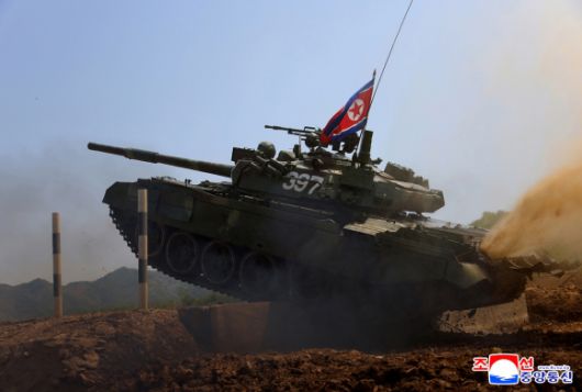 북한 김정은, 병종별 전술종합훈련 참관 - 김정은 북한 국무위원장이 지난 13일 인민군 훈련일군(간부)대회 강습체계 안에서 진행되는 병종별 전술종합훈련을 참관했다고 조선중앙통신이 14일 보도했다. 통신은 이날 특수작전 구분대들의 전술종합훈련, 전차병 구분대들의 대항 경기, 시범화력 협동훈련이 있었다고 전했다. 2025.5.14 조선중앙통신 연합뉴스