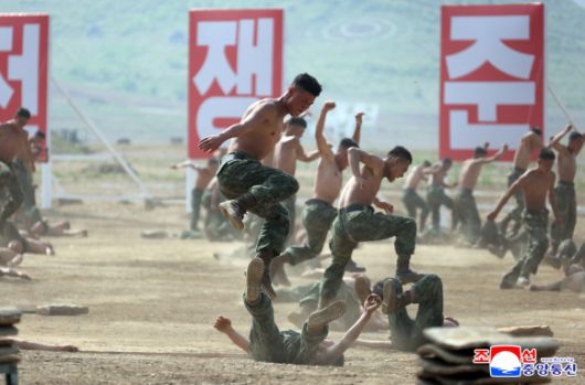 북한 김정은, 병종별 전술종합훈련 참관 - 김정은 북한 국무위원장이 지난 13일 인민군 훈련일군(간부)대회 강습체계 안에서 진행되는 병종별 전술종합훈련을 참관했다고 조선중앙통신이 14일 보도했다. 통신은 이날 특수작전 구분대들의 전술종합훈련, 전차병 구분대들의 대항 경기, 시범화력 협동훈련이 있었다고 전했다. 2025.5.14 조선중앙통신 연합뉴스