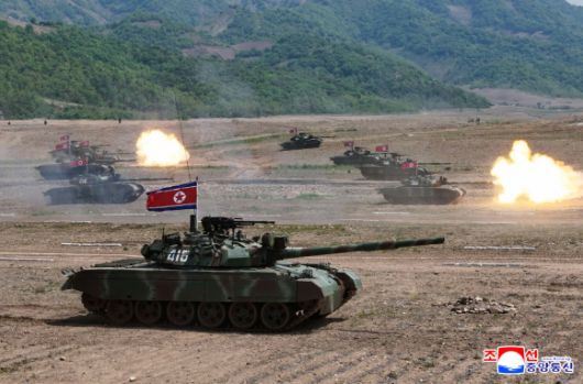 북한 김정은, 병종별 전술종합훈련 참관 - 김정은 북한 국무위원장이 지난 13일 인민군 훈련일군(간부)대회 강습체계 안에서 진행되는 병종별 전술종합훈련을 참관했다고 조선중앙통신이 14일 보도했다. 통신은 이날 특수작전 구분대들의 전술종합훈련, 전차병 구분대들의 대항 경기, 시범화력 협동훈련이 있었다고 전했다. 2025.5.14 조선중앙통신 연합뉴스