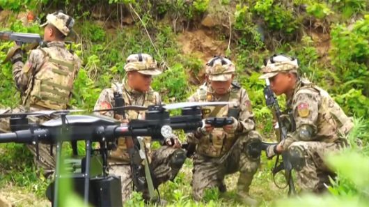 드론 활용 전술훈련하는 북한 특수작전부대 - 북한 김정은 국무위원장이 지난 13일 병종별 전술종합훈련을 참관한 가운데 북한군 특수작전구분대원들이 드론을 활용한 전술훈련을 실시하고 있다. 2025.5.14 조선중앙TV 화면