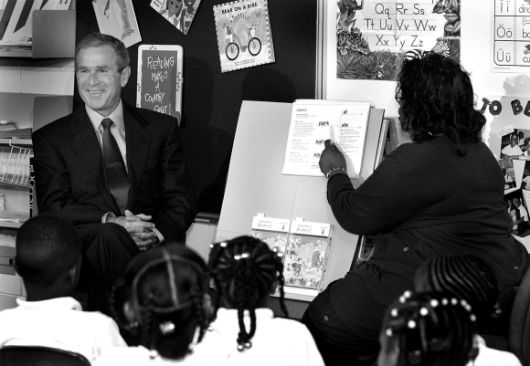 2001년 9월 11일 조지 W. 부시 미국 대통령이 플로리다주 부커 초등학교에서 수업을 참관하고 있다. 같은 시각 뉴욕에서는 9·11 테러가 발생했다. 더그 밀스 제공