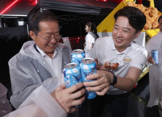 국민의힘 이준석 전 대표와 홍준표 대구시장이 30일 대구 달서구 두류야구장에서 개막한 ‘2023 대구치맥페스티벌’ 개막식에 참석하고 있다. 2023.8.30 연합뉴스