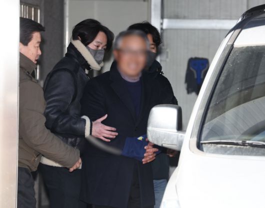 마포경찰서 나서는 사랑제일교회 ‘특임전도사’ 윤모씨 - 서울서부지법에서 벌어진 폭력 집단난동 사태에 가담한 사랑제일교회 특임전도사 윤모씨가 5일 오후 서부지법에서 열리는 구속 전 피의자 심문(영장실질심사) 출석을 위해 서울 마포경찰서를 나서고 있다. 2025.2.5 연합뉴스