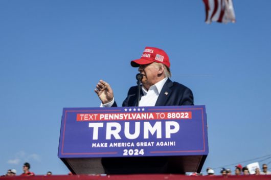 미국 대선 레이스가 한창이던 지난해 7월 13일(현지시간) 펜실베이니아주 버틀러 야외 유세장에서 도널드 트럼프 당시 공화당 대선 후보 유세 도중 그를 겨냥한 총알이 머리 옆으로 스쳐 지나가고 있다. 퓰리처위원회 제공