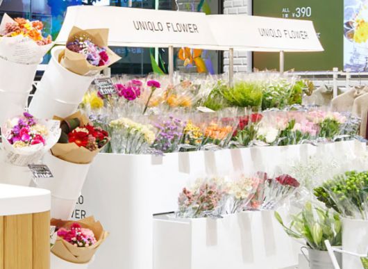 일본 대표 SPA 브랜드 유니클로에서는 일부 매장에서 꽃을 판다. ‘라이프웨어’라는 철학 아래, 단순한 옷을 넘어 꽃 한 송이로 일상의 감성과 여유를 제안하는 브랜드로 확장 중이다. 유니클로 홈페이지 캡처