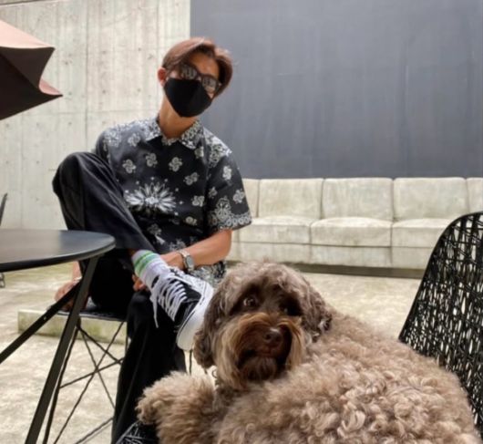 기무라 타쿠야가 당시 간사이 지방 한정으로 선보였던 패밀리마트의 ‘라인 양말’을 착용한 모습. 이 사진은 SNS에서 큰 화제를 모았고, 많은 소비자가 이를 구매하기 위해 여러 매장을 찾아다니는 현상이 벌어졌다. 기무라 타쿠야 인스타그램 캡처