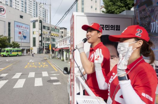 장세민(왼쪽)씨가 유세차에 올라 마이크를 들고 시민들을 향해 김문수 국민의힘 후보를 알리고 있다.
