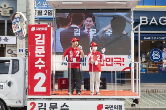 유세차에서 선거운동을 하는 장세민(왼쪽)씨와 이은주씨.