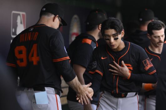 샌프란시스코 자이언츠 이정후가 25일(한국시간) 미국 워싱턴DC 내셔널스파크에서 열린 2025 미국프로야구 메이저리그(MLB) 정규시즌 워싱턴 내셔널스와의 원정 경기에서 데이먼 마이너 타격 코치와 악수하고 있다. AP 연합뉴스