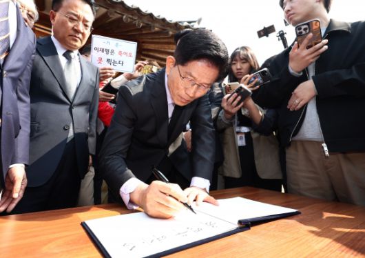 육영수 여사 생가서 방명록 작성하는 김문수 후보 - 김문수 국민의힘 대통령 후보가 25일 오전 충북 옥천군 박전희 전 대통령의 부인 육영수 여사 생가를 방문해 방명록을 작성하고 있다. 2025.5.25 뉴스1