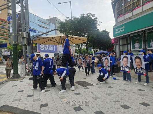 더불어민주당 2030 청년 선거운동원인 시너지유세단이 21일 경기 광명시의 한 인도에서 선거유세 무대를 하고 있다. 박상연 기자
