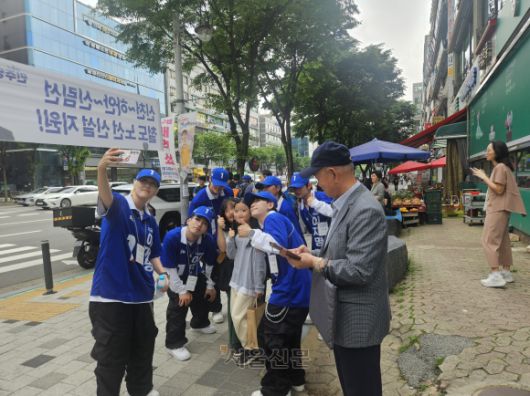 더불어민주당 2030 청년 선거운동원인 시너지유세단장 구구(앞쪽)씨가 21일 경기 광명시에서 선거유세 무대를 마친 뒤 시민의 요청으로 인증사진을 다같이 찍고 있다. 박상연 기자