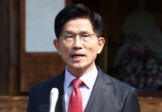 김문수 “대통령 당무 개입 원천 차단할 제도적 장치 마련” - 김문수 국민의힘 대통령 후보가 25일 오전 충북 옥천군 박전희 전 대통령의 부인 육영수 여사 생가를 둘러본 뒤 현안 관련 입장 발표를 하고 있다. 2025.5.25 뉴스1