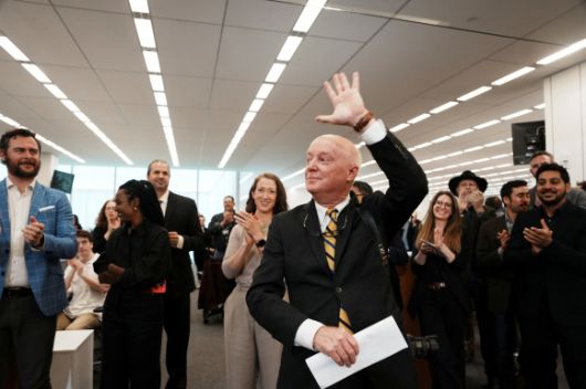 더그 밀스 뉴욕타임스 기자가 지난 5일 뉴욕타임스 편집국에서 퓰리처상 속보 사진 부문 수상자로 발표된 뒤 동료들의 축하를 받고 있다.  뉴욕 로이터 연합뉴스