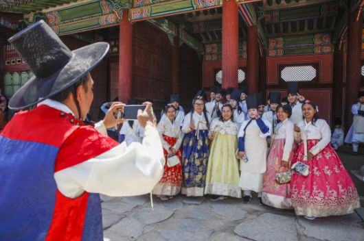 지난달 경복궁에서 한복을 입은 채 ‘궁중문화축전’을 즐기고 있는 외국 관광객들의 모습. 국가유산청 제공