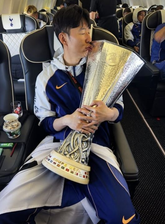 잉글랜드 프리미어리그(PL) 토트넘 홋스퍼 주장 손흥민이 2024-25시즌 유럽축구연맹(UEFA) 유로파리그(UEL)에서 우승한 뒤 영국 런던으로 돌아오는 전용기 안에서 우승컵에 입을 맞추고 있다. 자료 : 토트넘 홋스퍼 인스타그램