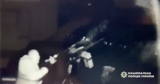 손전등과 소총으로 러시아의 드론을 격추하는 키이우 경찰. 키이우 경찰 텔레그램 제공