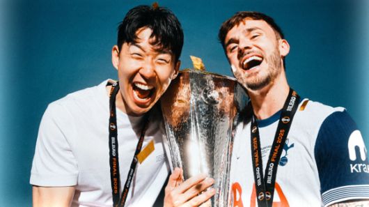 잉글랜드 프리미어리그(PL) 토트넘 홋스퍼 주장 손흥민(왼쪽)과 부주장 제임스 매디슨이 2024-25시즌 유럽축구연맹(UEFA) 유로파리그(UEL)에서 우승한 뒤 우승컵을 들고 환호하고 있다. 자료 : 토트넘 홋스퍼 공식 홈페이지