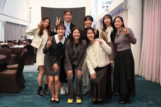 아시아쿼터 선수들이 지난 2월 24일 서울 드래곤시티호텔에서 열린 2024~25 여자프로농구 시상식에서 밝게 웃고 있다. WKBL 제공