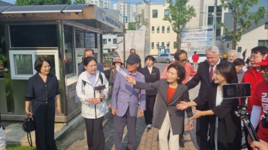 김문수 대선 후보 부인인 설난영 여사가 모교인 순천여고 앞에서 학교 건물을 가리키고 있다.