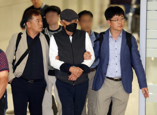 뉴질랜드에 머물던 허재호 전 대주그룹 회장이 27일 인천국제공항 2터미널을 통해 국내로 송환되고 있다.  연합뉴스 제공