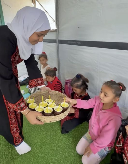 팔레스타인 가자지구 최연소 인플루언서 야킨 함마드(11·사진)가 24일(현지시간) 이스라엘의 폭격으로 사망했다. 사진은 소녀가 가자지구 아동들에게 직접 만든 아이스크림을 나눠주는 모습. 인스타그램