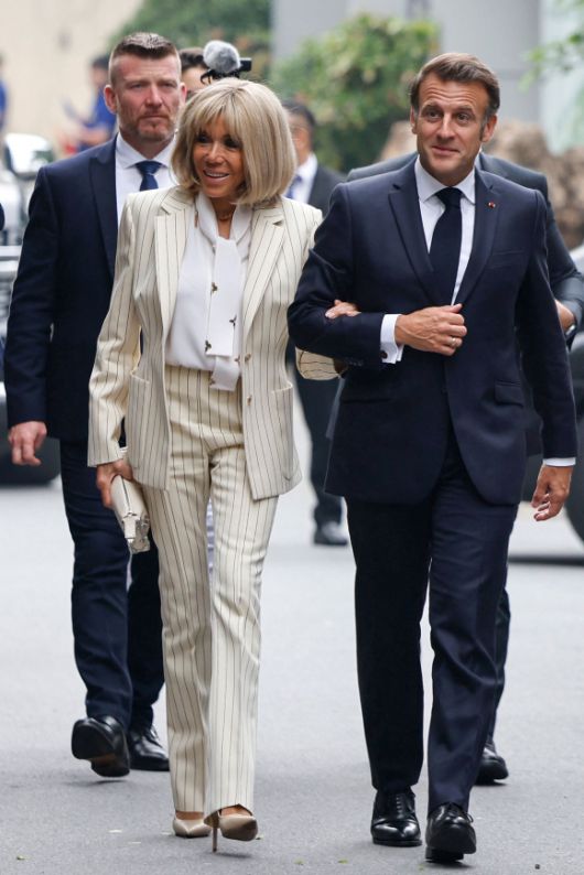 에마뉘엘 마크롱 프랑스 대통령과 브리지트 여사가 27일 베트남 하노이 과학기술대를 방문하면서 다정하게 팔짱을 끼고 있다. 하노이 AFP 연합뉴스