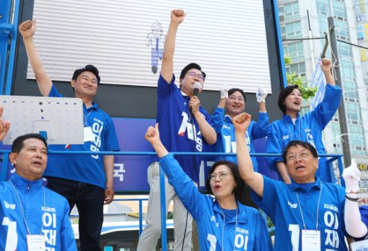 이재명 지지 호소하는 박찬대 - 박찬대(뒷줄 왼쪽 두 번째) 더불어민주당 상임총괄선거대책위원장이 27일 오전 서울 종로구 동묘앞역 인근에서 이재명 대통령 선거 후보의 지지를 호소하고 있다. 뉴시스