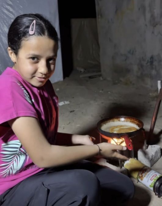 팔레스타인 가자지구 최연소 인플루언서 야킨 함마드(11·사진)가 24일(현지시간) 이스라엘의 폭격으로 사망했다. 사진은 소녀가 가스 공급이 중단된 가자지구에서 조리법을 소개하는 모습. 인스타그램