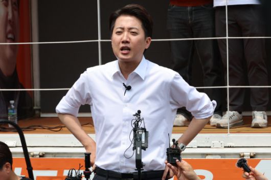 이준석 개혁신당 대선 후보가 사전투표를 하루 앞둔 28일 서울 영등포구 여의도공원에서 유세를 마친 뒤 취재진의 질문에 답하고 있다. 2025.5.28 연합뉴스