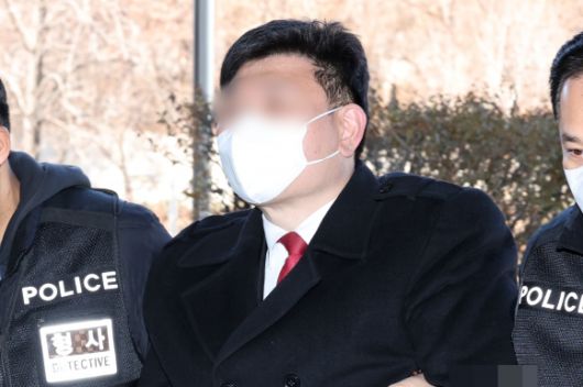영장심사 출석하는 ‘캡틴 아메리카’ 복장 경찰 난입 시도 안모씨 - 영화 마블 캐릭터 ‘캡틴 아메리카’ 복장을 하고 중국대사관과 경찰서 난입을 시도한 윤석열 대통령 지지자 안모씨가 22일 오후 서초구 서울중앙지방법원에서 열린 구속 전 구속 전 피의자 심문(영장실질심사)에 출석하고 있다. 안씨는 지난 20일 오후 남대문경찰서를 찾아가 자신을 빨리 조사해달라고 요구했으나 거부당하자 경찰서 출입 게이트 유리를 깨고 내부로 진입하려 했다. 앞서 그는 14일 주한 중국대사관 난입을 시도해 조사받는 중이었다. 2025.2.22. 뉴스1