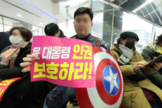 캡틴 아메리카 ‘윤 대통령 인권 보호하라’ - 10일 오전 서울 중구 국가인권위원회 앞에서 ‘캡틴 아메리카’ 복장을 한 남성이 윤석열 대통령 지지자가 윤 대통령의 불구속 수사를 권고할 것을 인권위에 촉구하고 있다. 2025.2.10 뉴스1